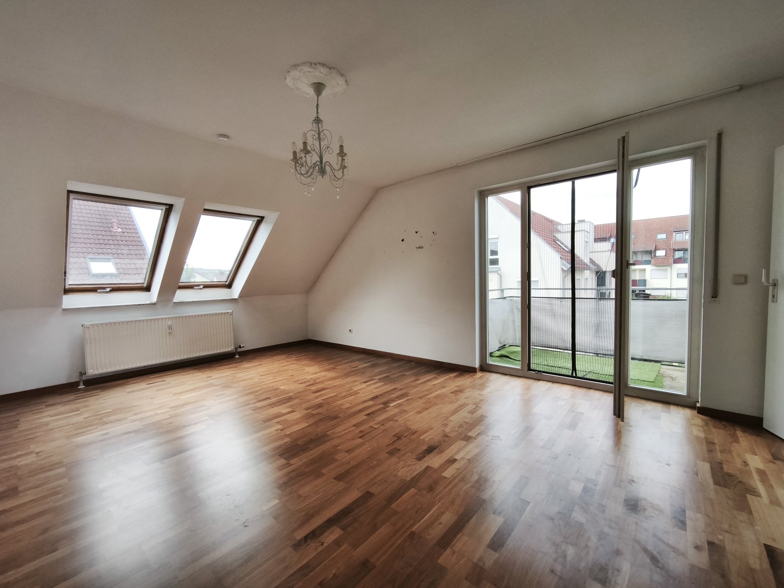 Wohnzimmer mit Balkonzugang Wohnzimmer mit Balkonzugang