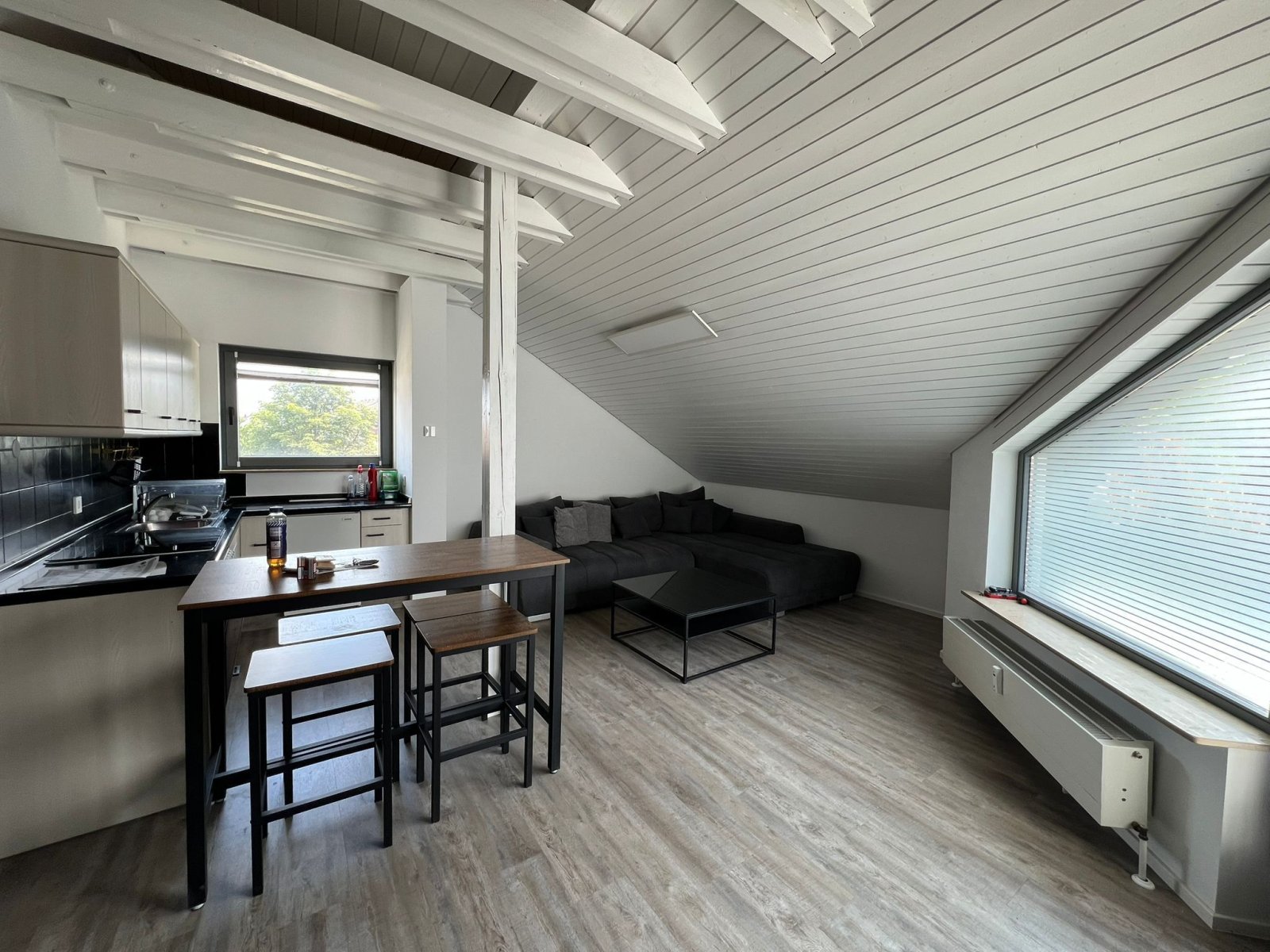 Wohn/-Esszimmer Blick zur Küche Wohn/-Esszimmer Blick zur Küche