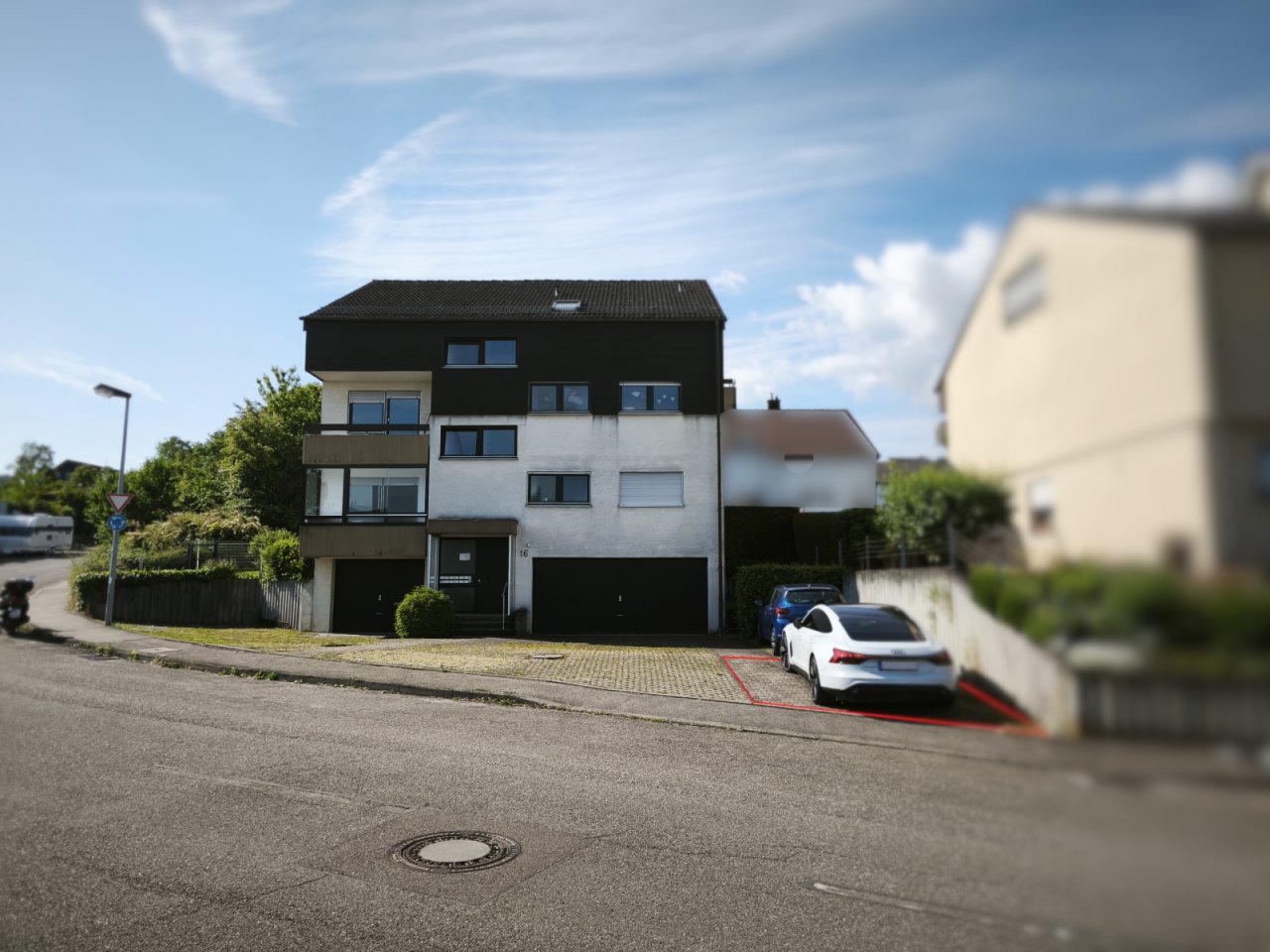 Aussenansicht mit Stellplatz Aussenansicht mit Stellplatz